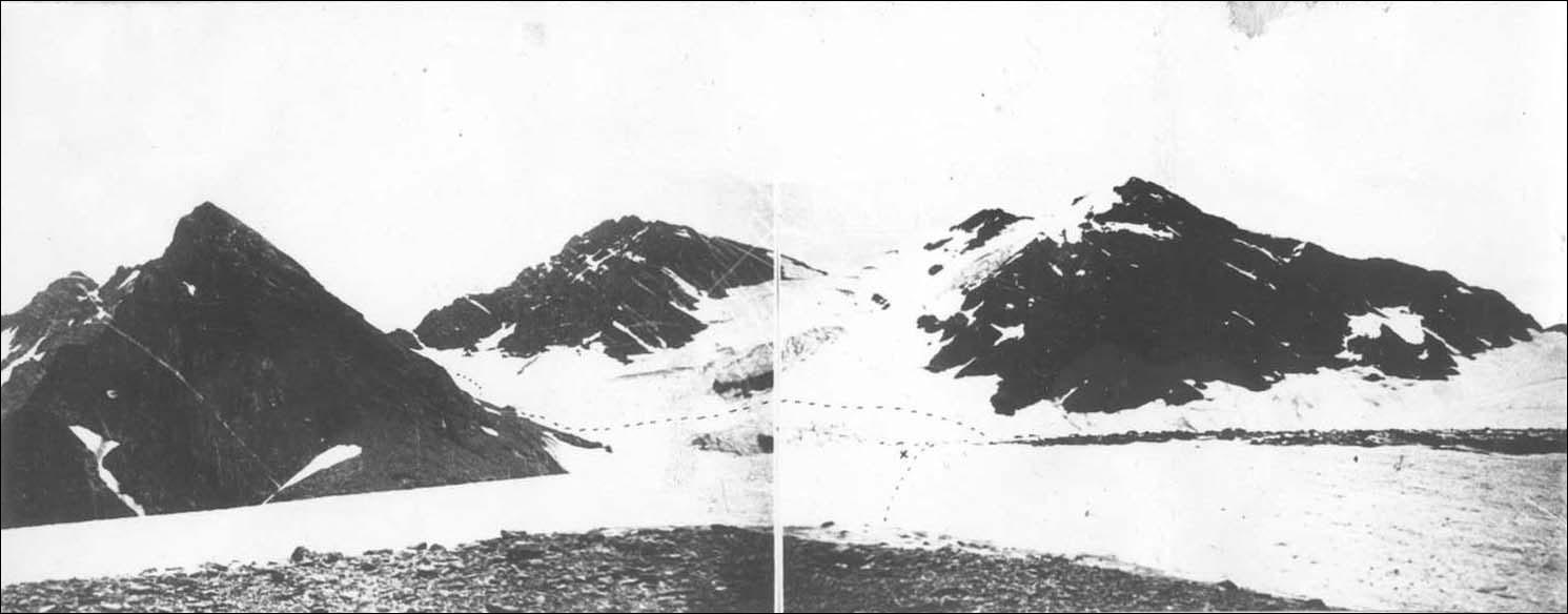 Вид на Главный Кавказский хребет с левого языка ледника Уллу-Бугой: справа на снимке пер. Зап. Уллу-Бугой (2870 м), в центре непройденная седловина, слева - закрытый склоном горы "Треуголка" пер. Восточный Уллу-Бугой. Пунктиром показан путь группы 