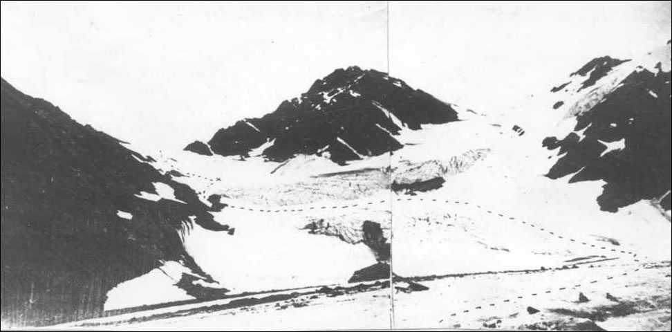 Вид на пер. Восточный Уллу-Бугой. На переднем плане два ледопада. Знаком "X" показано место начала третьего ледопада (языка, расположенного восточнее скалы "Треуголка") 