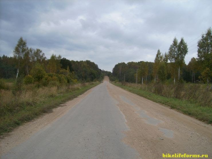 Разбитая дорога вдоль Вазузского водохранилища