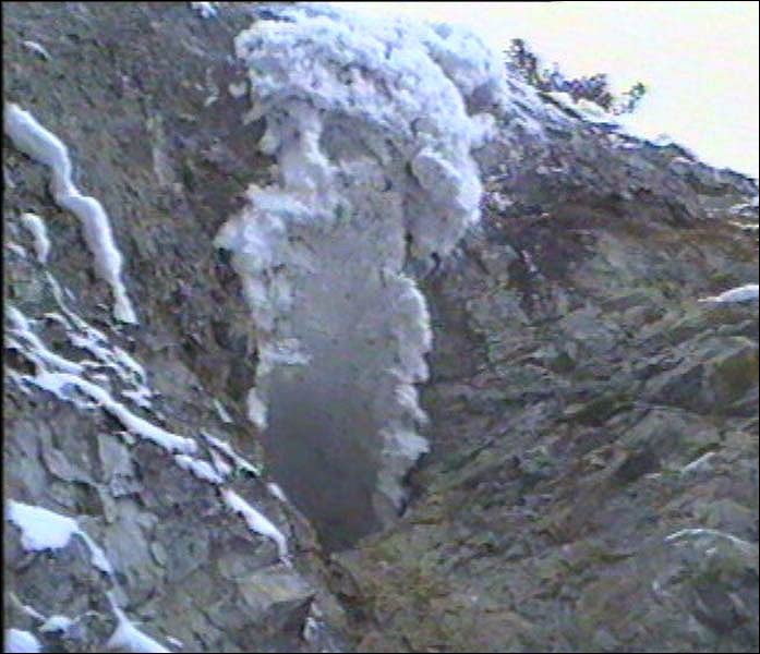 Вход в пещеру Надежда расположен на отвесной скале