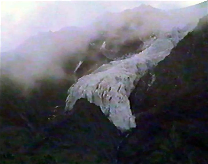 Висячий ледник,берущий начало на вершине
