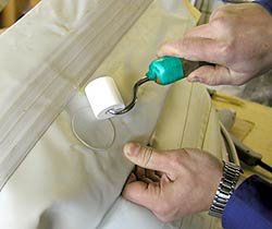 Ремонт повреждений надувной лодки из PVC